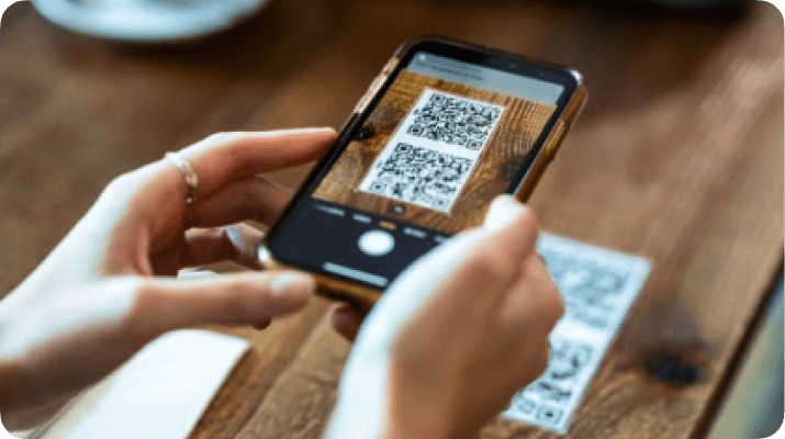 Cliente lendo o QR Code da mesa com o celular