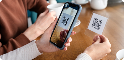 Cliente realizando pedido pelo celular com QR code